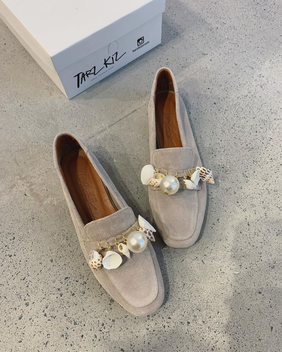 Shell and conch decorated pendant loafers