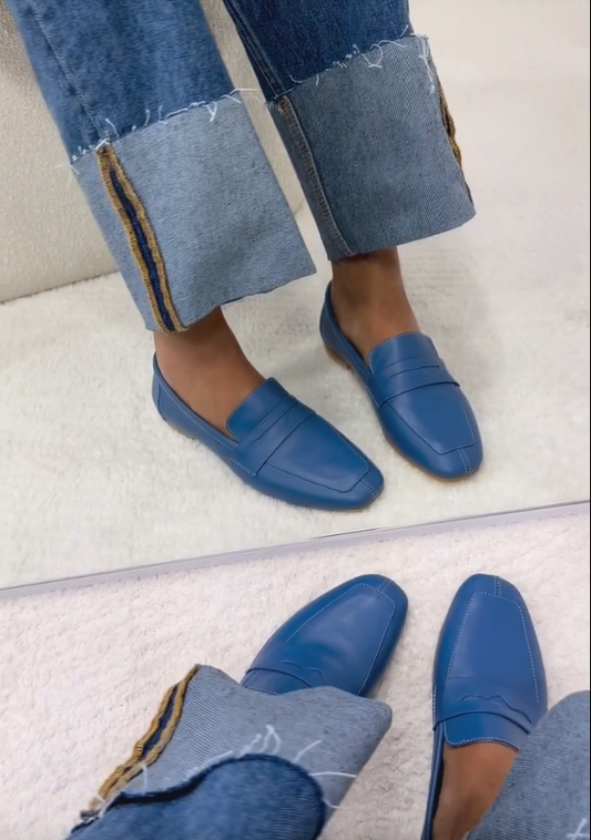 Solid color Italian leather loafers