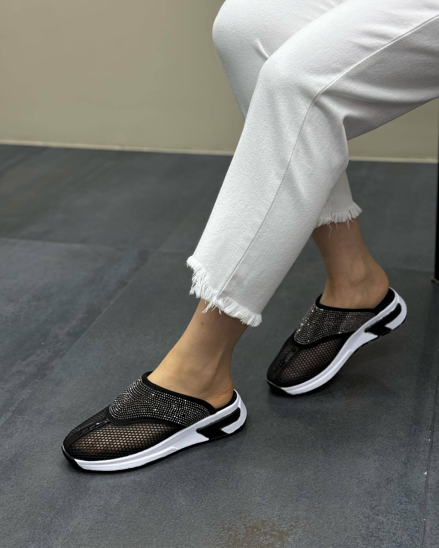 Black shiny convenient soft-soled slippers