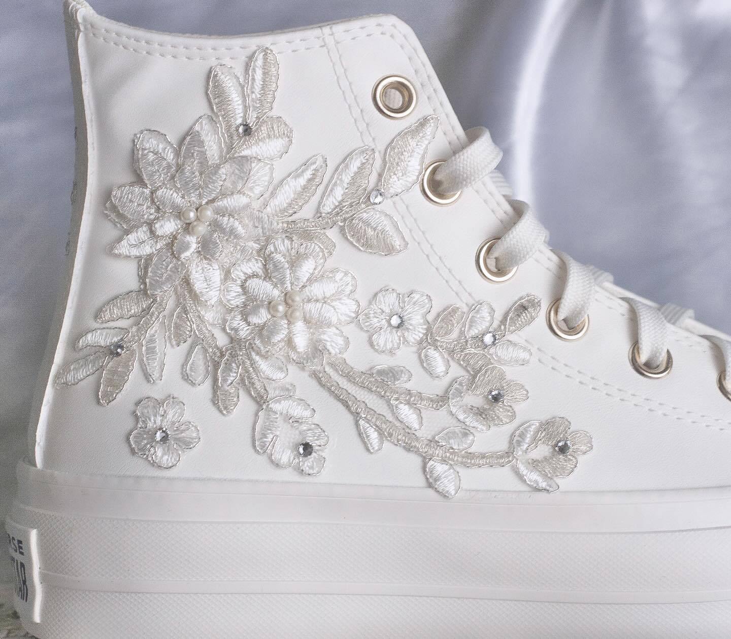 Flower and leaf embroidered casual canvas shoes