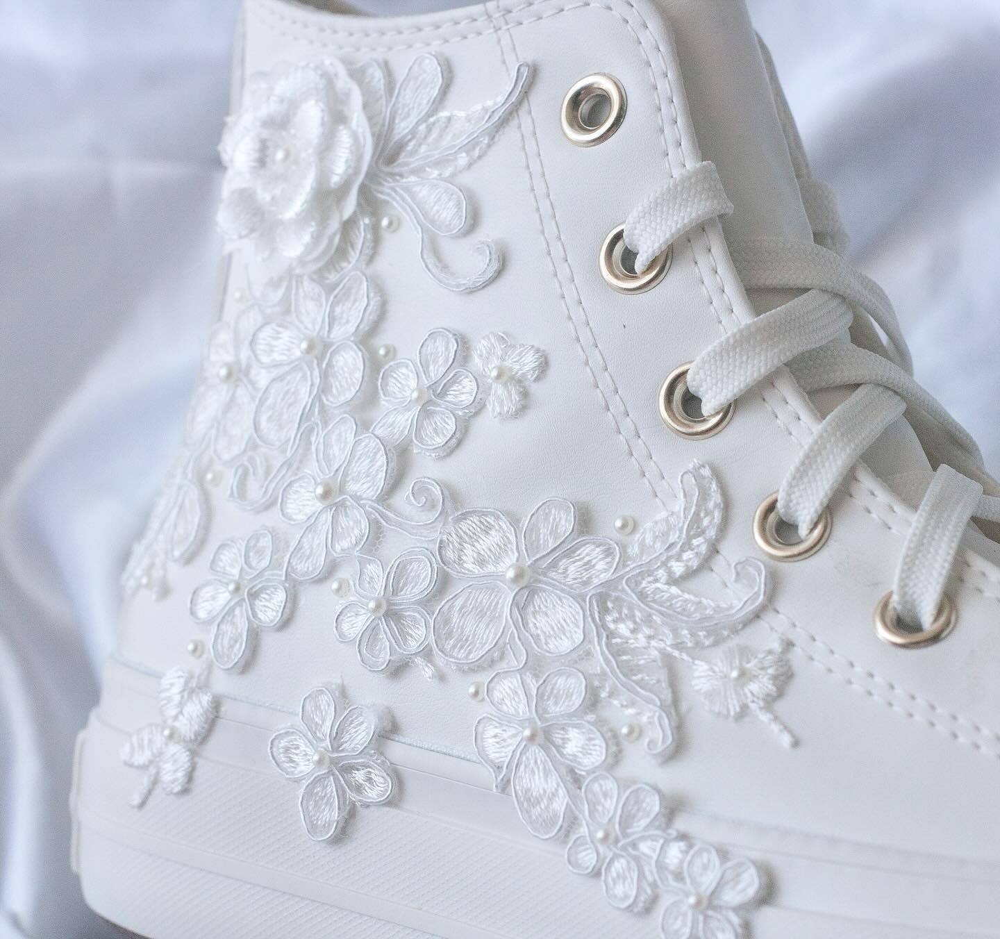 Embroidered flower pearl casual canvas shoes