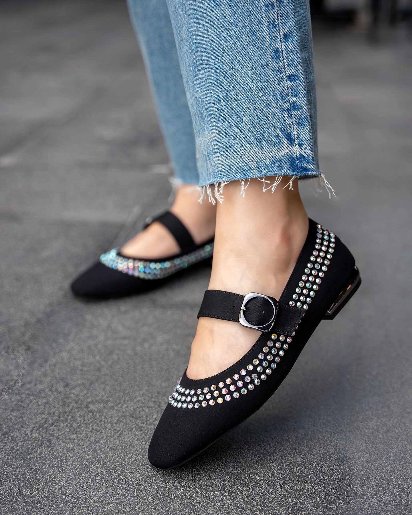 Elegant diamond-studded casual shoes