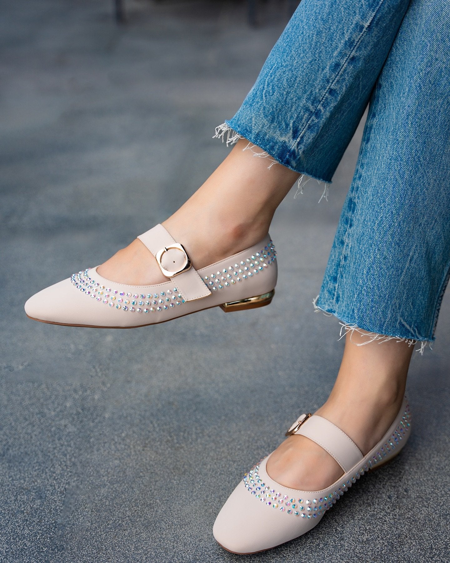 Elegant diamond-studded casual shoes