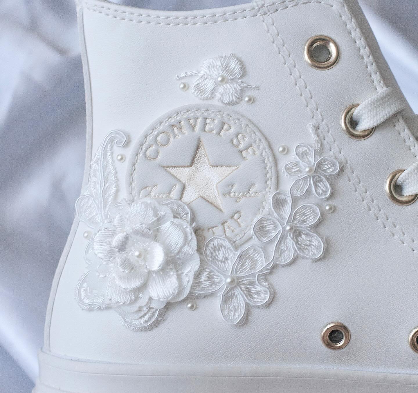 Embroidered flower pearl casual canvas shoes